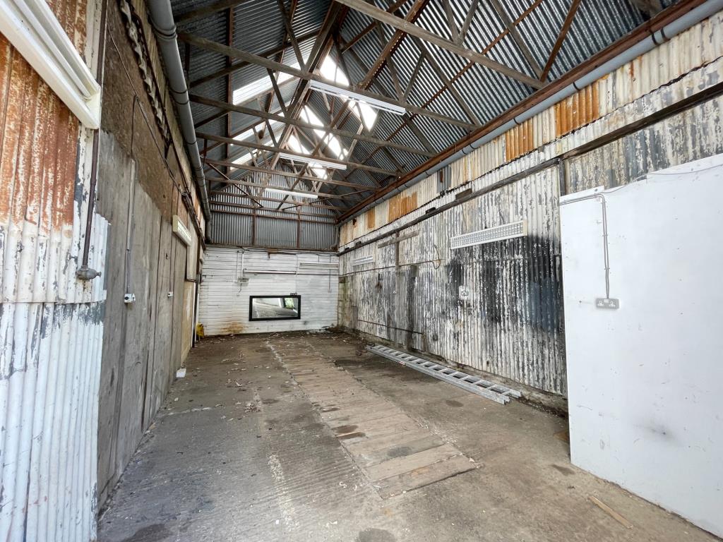 Lot: 133 - COMMERCIAL PROPERTY AND YARD WITH PLANNING - Inside lock up unit 1